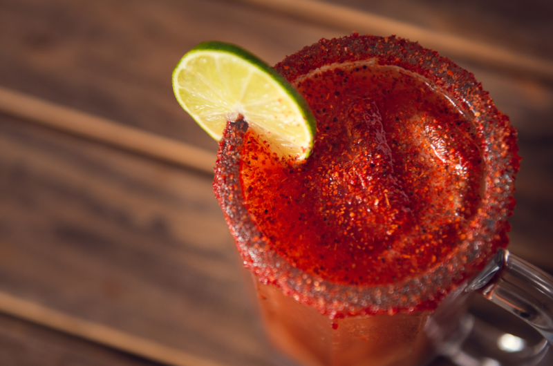 Michelada con Sal Gruesa y Chile en Polvo
