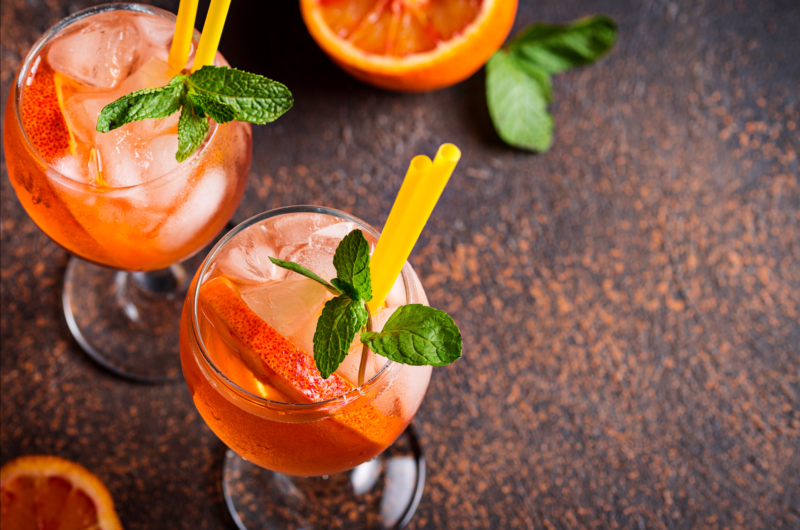 Spritz de Naranja con un Toque de Sal Marina en el Borde