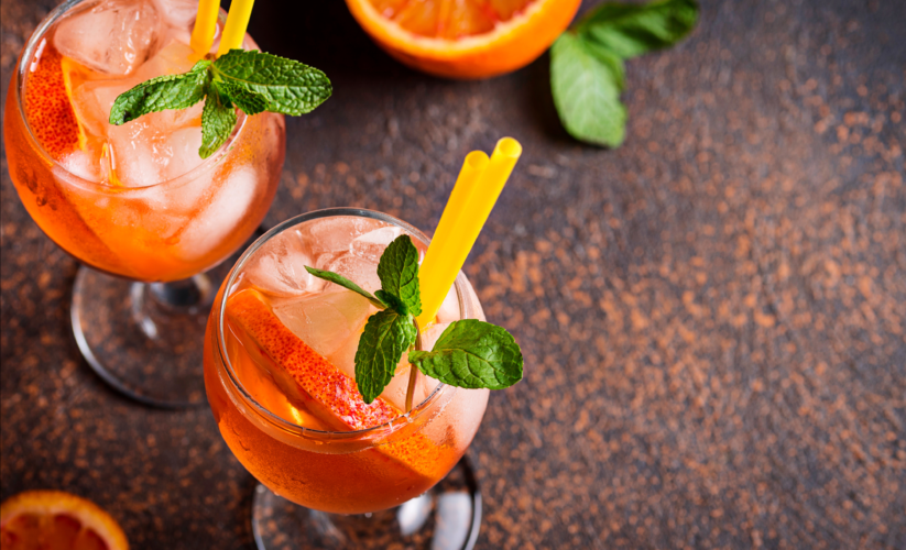 Spritz de Naranja con un Toque de Sal Marina en el Borde