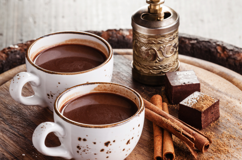 Chocolate Caliente Especiado con un Toque de Sal Gruesa