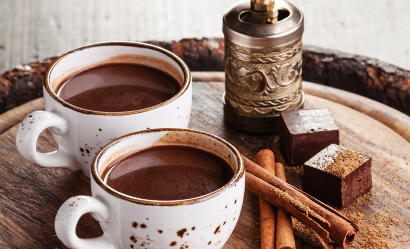 Chocolate Caliente Especiado con un Toque de Sal Gruesa